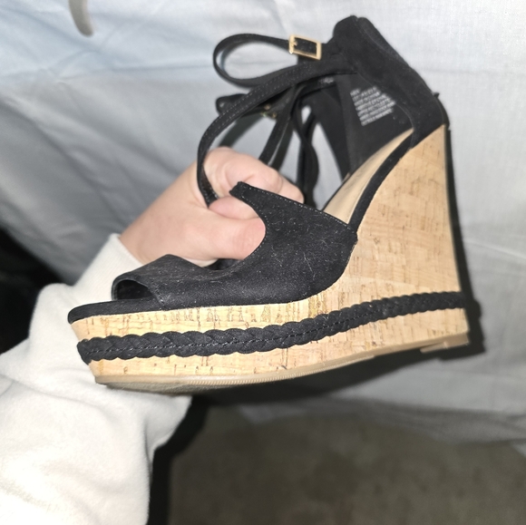 Naia Wedge Sandal - Picture 3 of 4